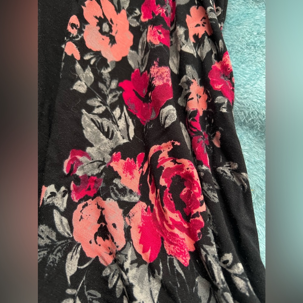 Black floral tank - Picture 3 of 7